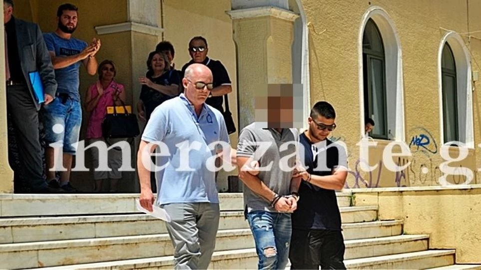 Πατροκτονία στη Ζάκυνθο: «Άξιος και μπράβο», «είμαστε μαζί σου», φώναζαν στον 26χρονο